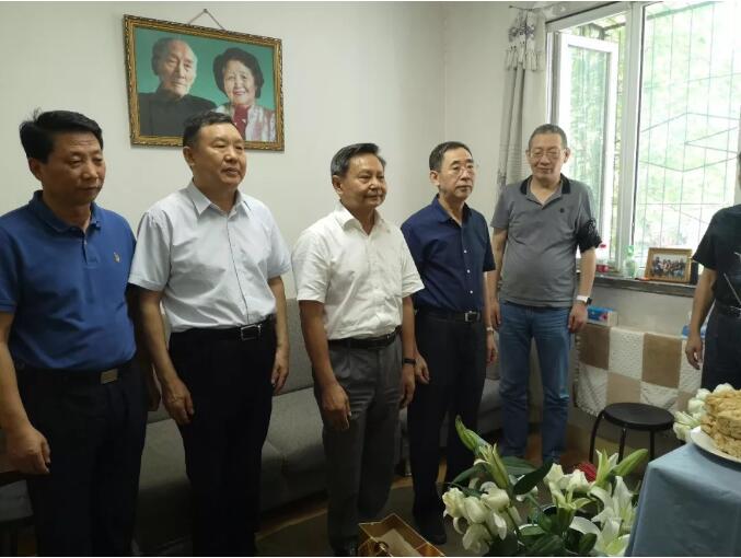 C:\Documents and Settings\Administrator\桌面\秦含章\悼念秦含章照片1.jpg C:\Documents and Settings\Administrator\桌面\秦含章\悼念秦含章照片1.jpg